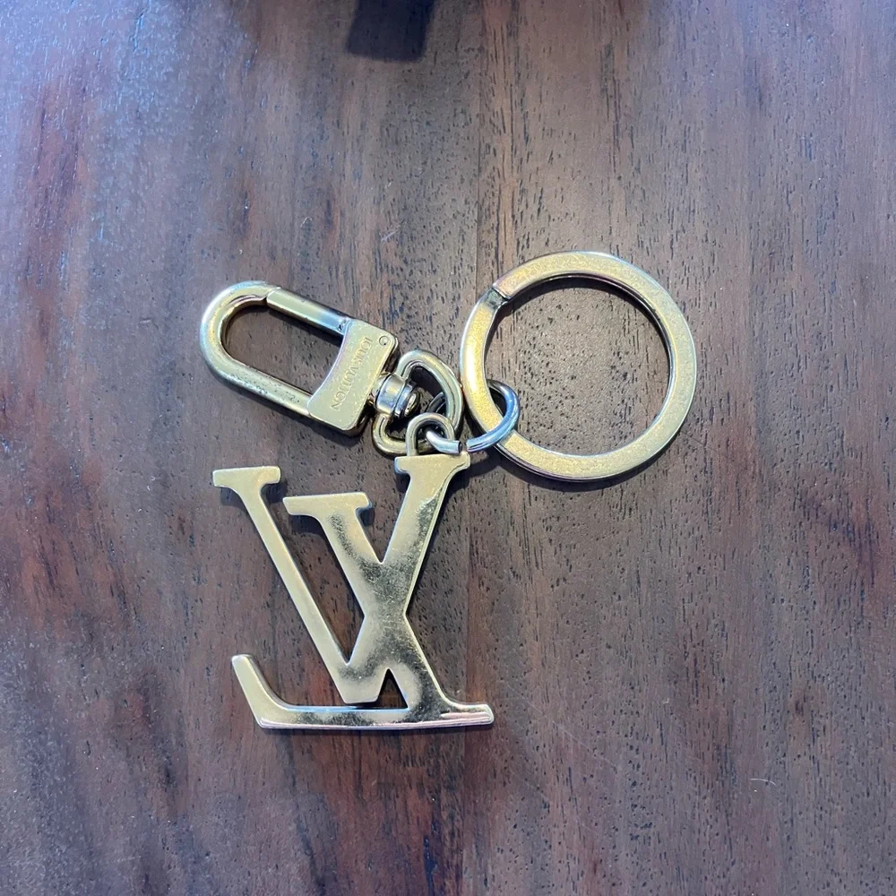 Louis Vuitton Gold LV Logo Key Ring or purse charm preloved.AUTHENTIC - Picture 3 of 9